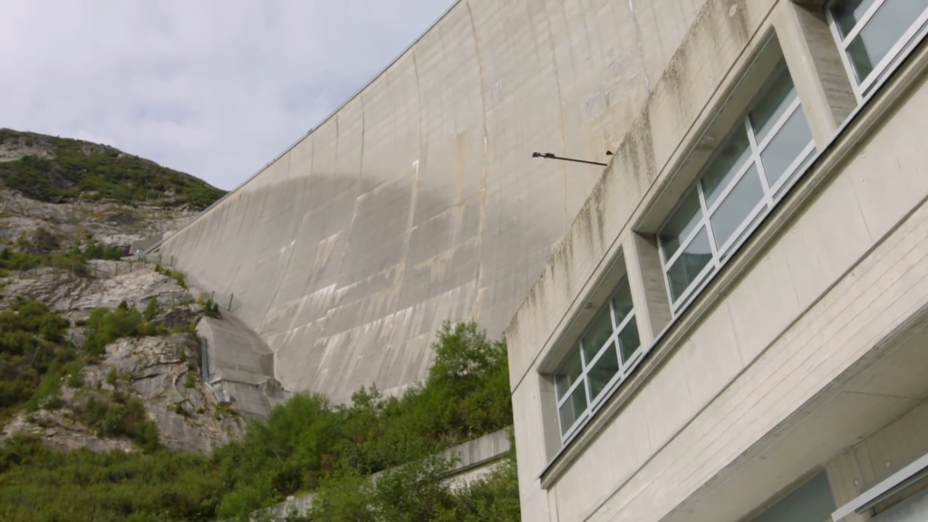 Behind that wall it's water all the way up. Behind that wall it's water all the way up.