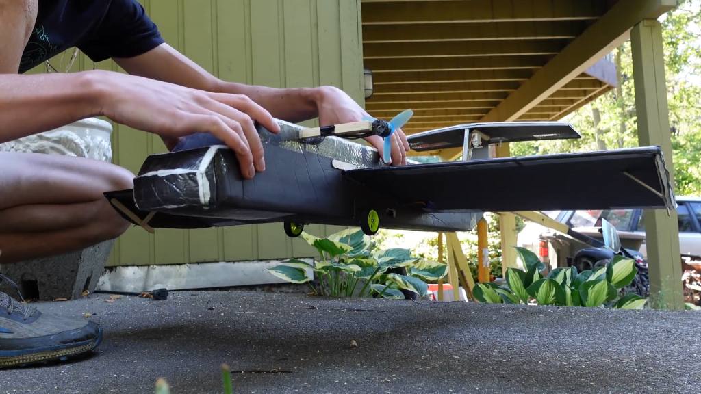 This homemade RC aircraft is built like the Soviet ekranoplan, a ground effect aircraft. This homemade RC aircraft is built like the Soviet ekranoplan, a ground effect aircraft.