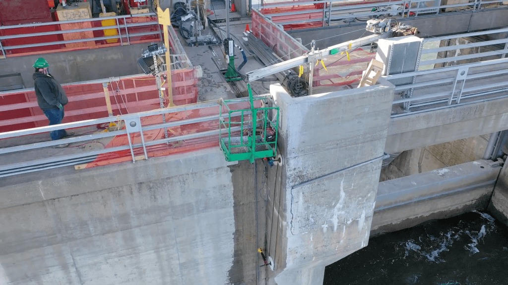 A diamond chain being used to cut a narrow slot into a dam.