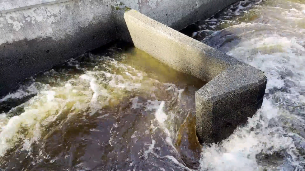 Other dams use baffles with a vertical slit that runs the full length. Other dams use baffles with a vertical slit that runs the full length.