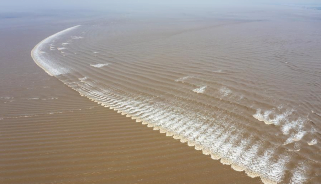 Aerial view of a &quot;fish-scale tide&quot; in the Qiantang River in China.