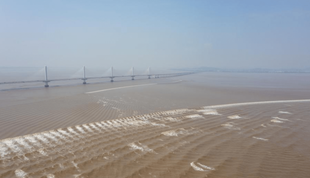 The &quot;fish-scale tide&quot; seen near Jiashao Bridge.