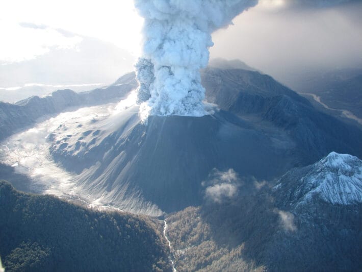 Aerial view of the Chaitén lava dome during its May 2008 eruption.