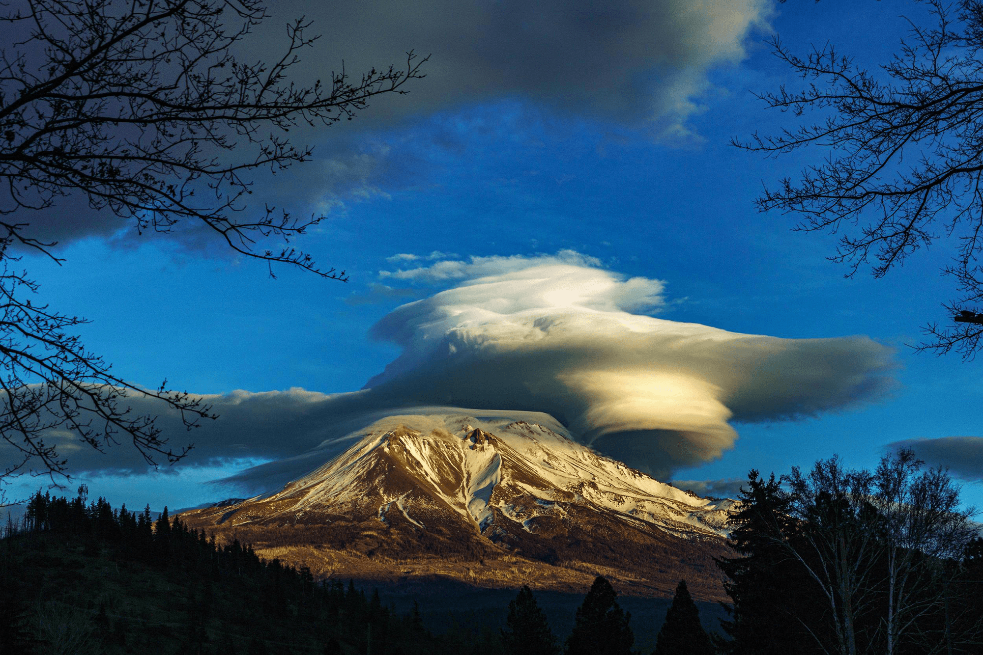 A spectacular lenticular cloud over Mount Shasta near sunset. Photo by Lisa K. Kuhn.