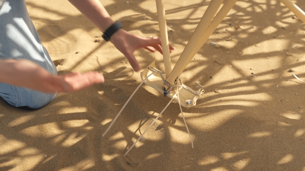 The Strandbeest's long, flat foot helps it maintain contact with the sand without getting bogged down in it. The Strandbeest's long, flat foot helps it maintain contact with the sand without getting bogged down in it.