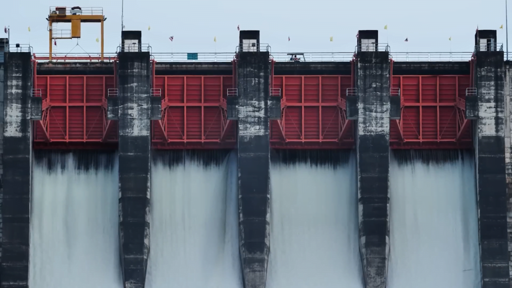 Many dams and reservoirs use spillways -- often with gates -- to control the water level. Many dams and reservoirs use spillways -- often with gates -- to control the water level.