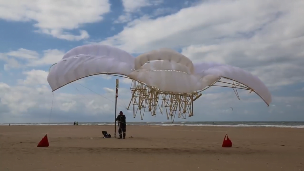 A flying strandbeest under testing. A flying strandbeest under testing.
