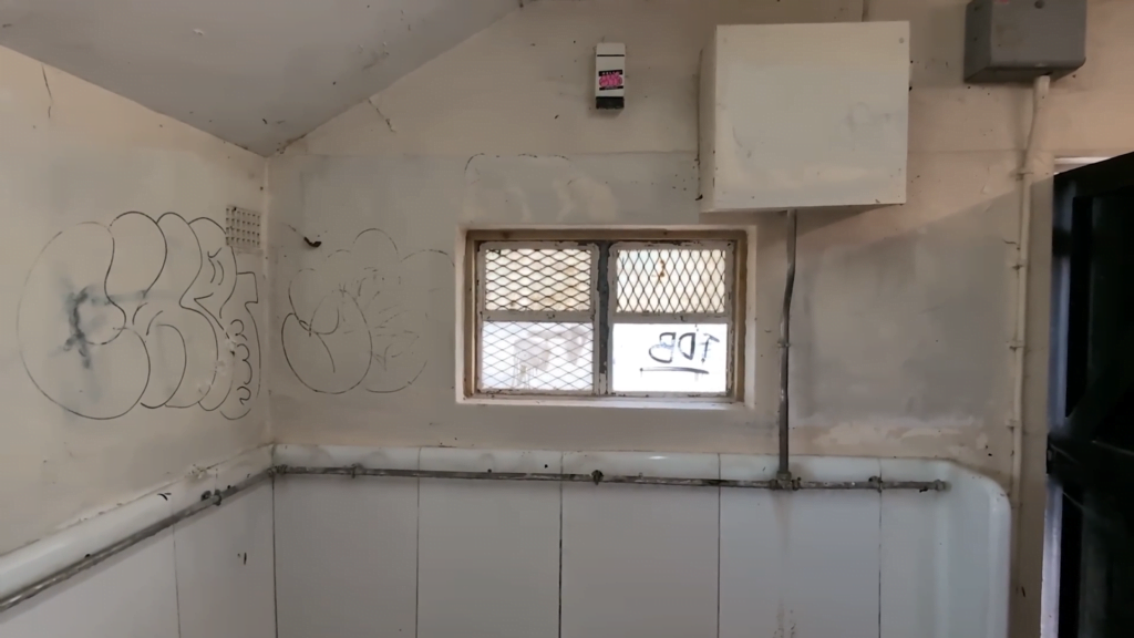 In the real world, these systems show up in some public restrooms where urinals do a collective periodic flush. In the real world, these systems show up in some public restrooms where urinals do a collective periodic flush.